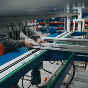seccion-media-de-un-trabajador-manual-haciendo-el-marco-de-la-ventana-en-una-fabrica (1)